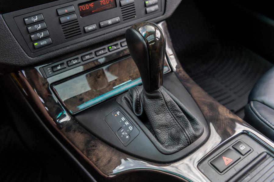 Детали интерьера BMW X5 4.8is (E53) 2004 года  (NA) (фото 63 из 104)